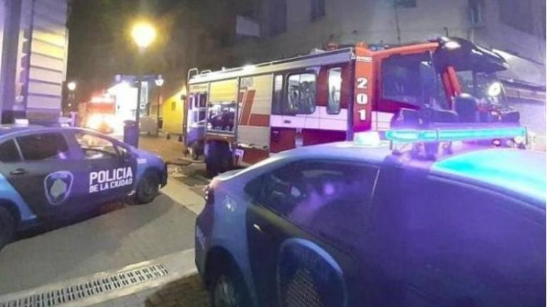 Lee más sobre el artículo Se produjo un incendio en un hotel cercano al Obelisco que ocasionó la muerte de una mujer y hubo varios heridos