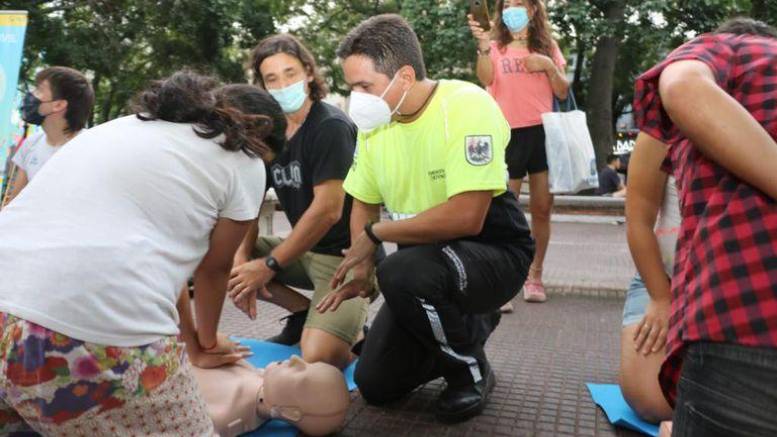 En este momento estás viendo Alrededor de 300 vecinos y vecinas ya realizaron el curso de RCP de forma gratuita en parques y plazas de la Ciudad