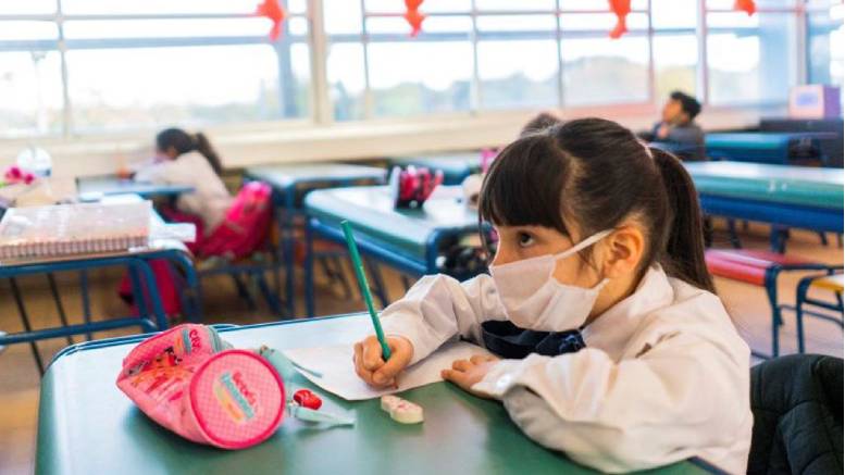 En este momento estás viendo Desde éste lunes la utilización del  barbijo no será más obligatoria en los colegios de la Ciudad