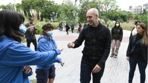 Lee más sobre el artículo Larreta se congregó junto a vecinos del barrio de  Colegiales para recorrer  el Ecoparque