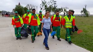 Lee más sobre el artículo Desde el 2012 se viene realizando en la Ciudad el servicio de limpieza del borde costero del Río de la Plata