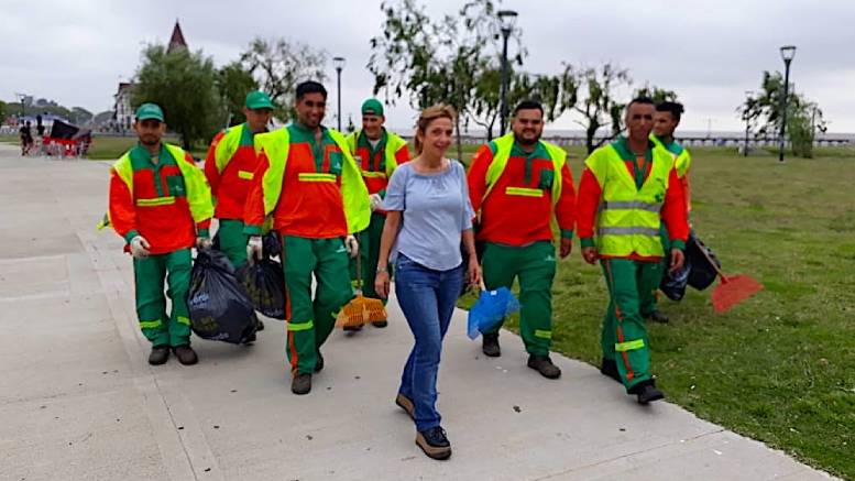 Desde el 2012 se viene realizando en la Ciudad el servicio de limpieza del borde costero del Río de la Plata