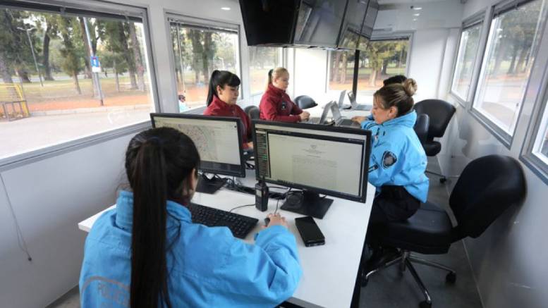 En este momento estás viendo Se presenta en la Ciudad  la primera Unidad Móvil de Monitoreo y Denuncias de la Policía