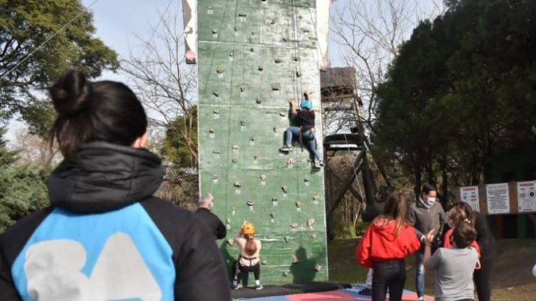 Lee más sobre el artículo Actividades para grandes y chicos con los Bomberos y los perros del K9 en estas Vacaciones de Invierno