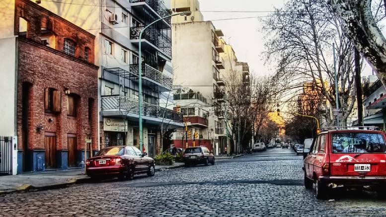 Una calle del barrio porteño de Colegiales es intransitable para el tránsito