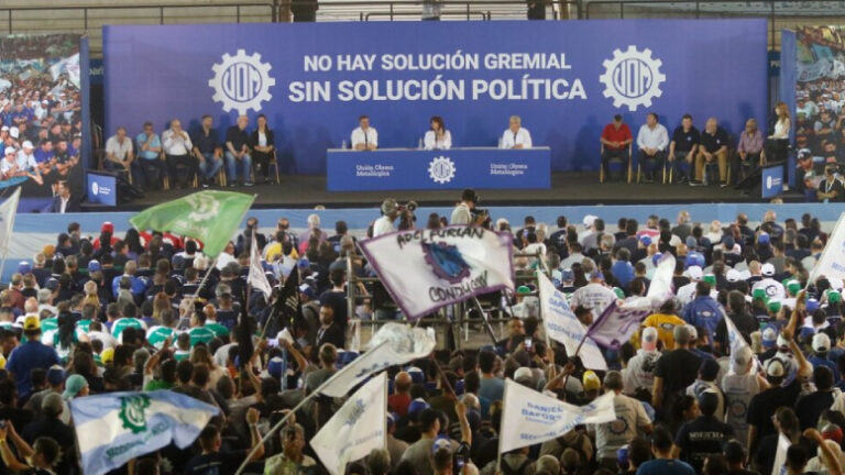 Lee más sobre el artículo Las organizaciones sociales llegaron desde Retiro para esperar la lectura del veredicto de Cristina Kirchner