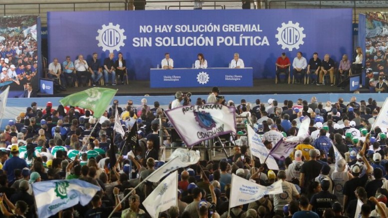 En este momento estás viendo Las organizaciones sociales llegaron desde Retiro para esperar la lectura del veredicto de Cristina Kirchner