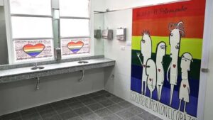 Lee más sobre el artículo Presentan una iniciativa para que la Legislatura porteña tenga baños sin género