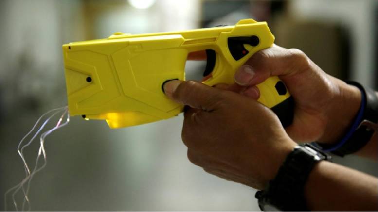 En este momento estás viendo Legisladores porteños denuncian a funcionarios nacionales por las pistolas tasers