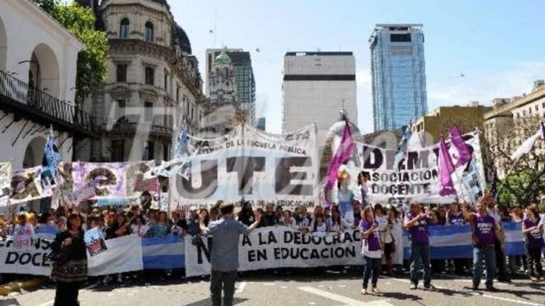 Lee más sobre el artículo Sindicatos porteños y Multisectorial llevarán a cabo una movilización a la Legislatura porteña en defensa de la educación pública