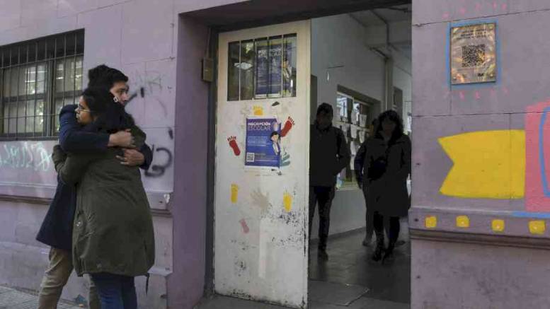 En este momento estás viendo Llevaron a cabo un “ruidazo» frente al jardín de infantes en el que se denunciaron a docentes por abuso a niños y niñas