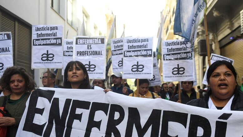 En este momento estás viendo Los enfermeros de la Ciudad pararon y marcharon por el reconocimiento profesional de la carrera