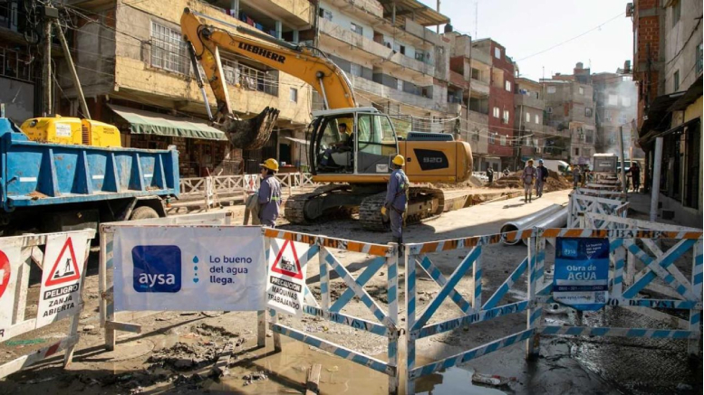 En este momento estás viendo Continúan las obras de AYSA en el barrio Padre Ricciardelli para la obtención de agua potable y cloacas