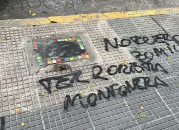 En escuelas de la Ciudad vandalizaron baldosas que homenajeaban a víctimas de la dictadura