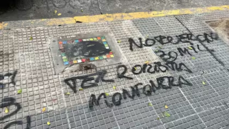 Lee más sobre el artículo En escuelas de la Ciudad vandalizaron baldosas que homenajeaban a víctimas de la dictadura