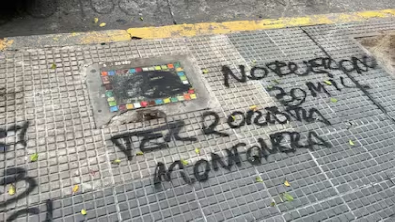 En este momento estás viendo En escuelas de la Ciudad vandalizaron baldosas que homenajeaban a víctimas de la dictadura