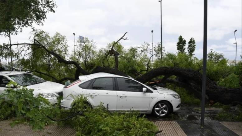 En este momento estás viendo El temporal en la Ciudad arrojó como resultado 16 heridos y varios destrozos