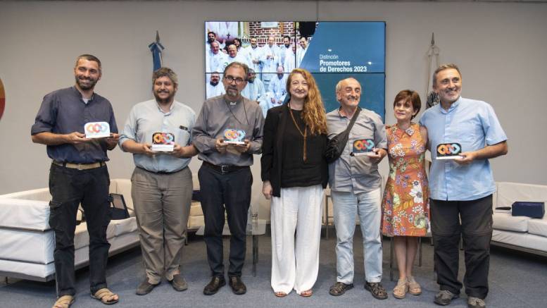 En este momento estás viendo La Defensoría del Pueblo premió al Papa Francisco con el Alicia Oliveira 2023