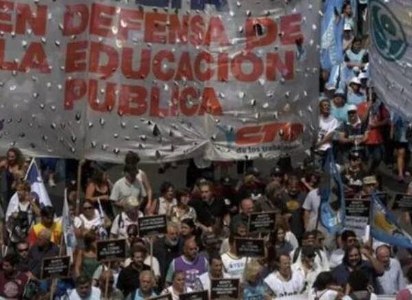 En medio de fuertes reclamos salariales, comenzaron las clases en la Ciudad