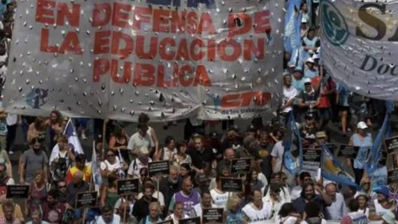 En este momento estás viendo En medio de fuertes reclamos salariales, comenzaron las clases en la Ciudad