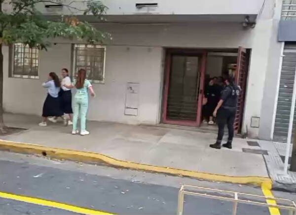 Un incendio se desató en Balvanera y evacuaron una escuela con 80 alumnos